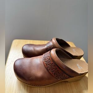Dansko Saundra Tan Waxy Burnished Leather Embossed Clogs Mules Size EU 40